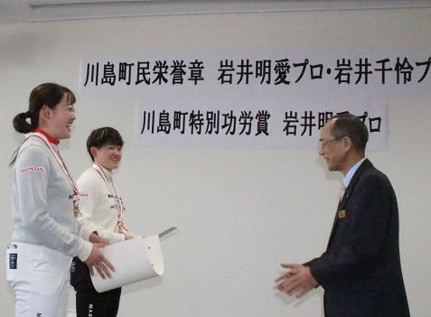 飯島町長から両プロへ表彰状と町民栄誉章を贈呈2