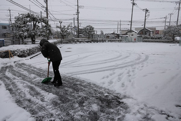 雪の投票日　投票所の雪かき