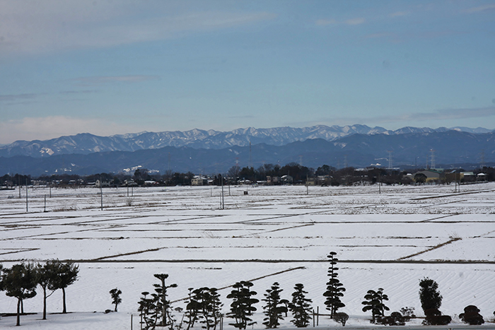 雪景色の中から秩父連山を望む