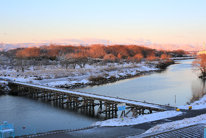 雪の八幡橋