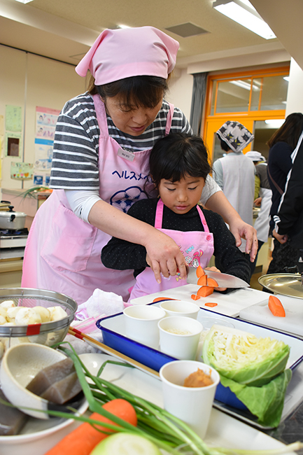 親子でさといもを育てて栄養満点クッキング