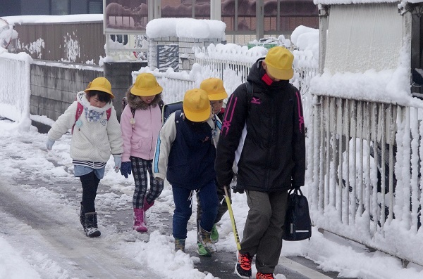 雪の日　集団登校