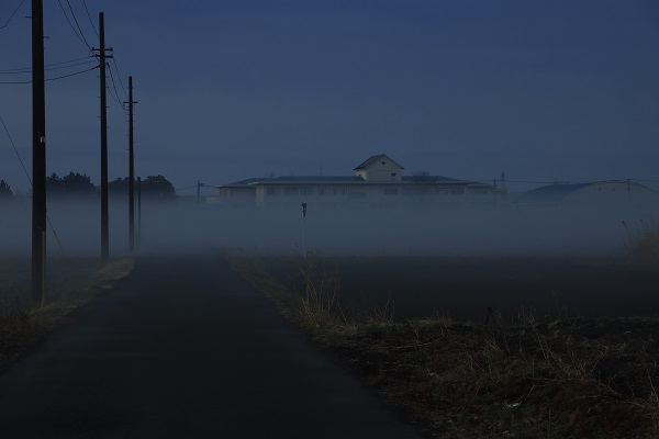 霧に浮かぶ川島中学校