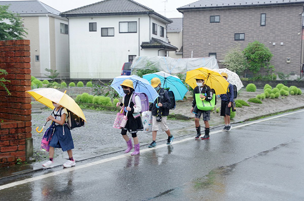 川島町　傘の通学風景