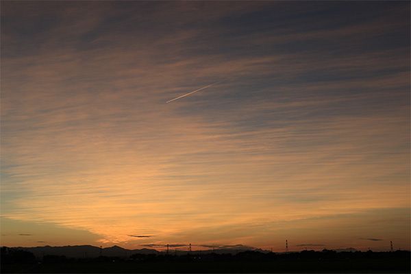 川島町 夕焼けと飛行機雲